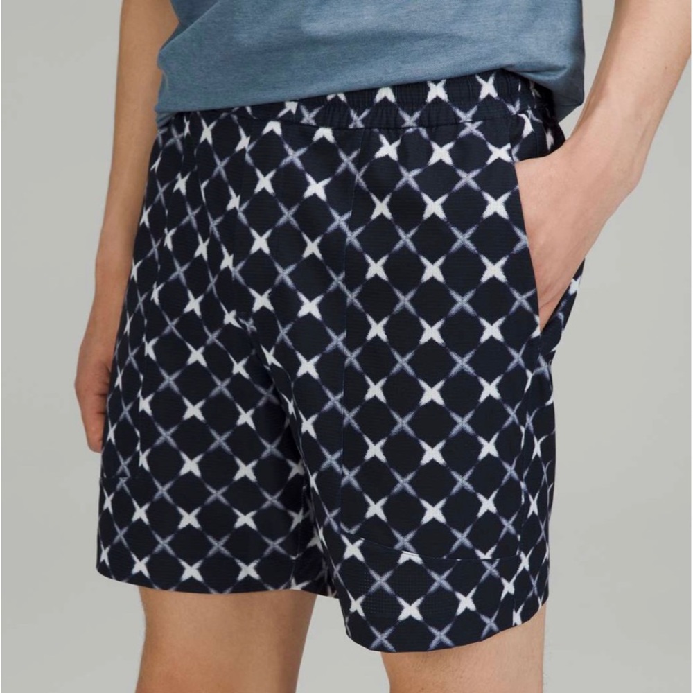Nwot Lululemon Men’s casual shorts size small